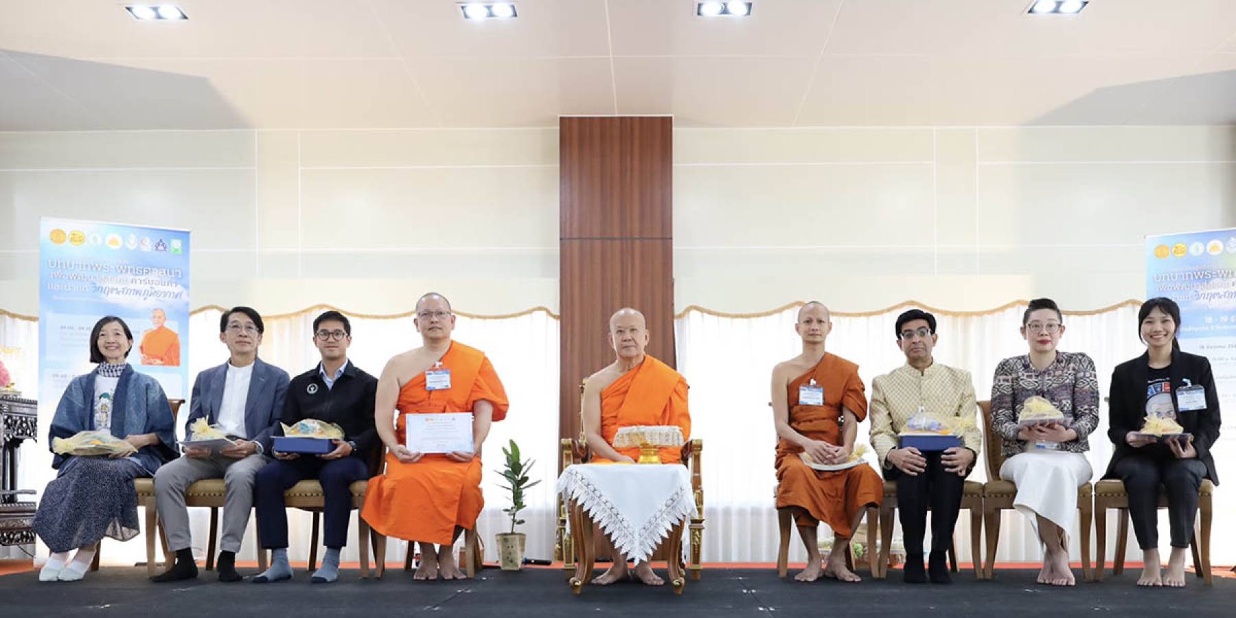 หมอเดว ร่วมเสวนา บทบาทพระพุทธศาสนา เพื่อพัฒนาสู่สังคมคาร์บอนต่ำ และนำแก้วิกฤตสภาพภูมิอากาศ